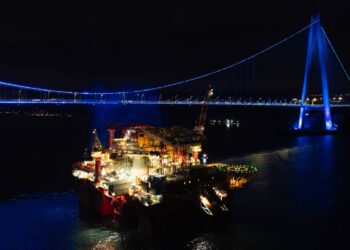 Dev petrol platformu geçişini tamamladı, İstanbul Boğazı gemi trafiğine açıldı