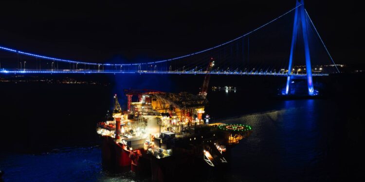 Dev petrol platformu geçişini tamamladı, İstanbul Boğazı gemi trafiğine açıldı