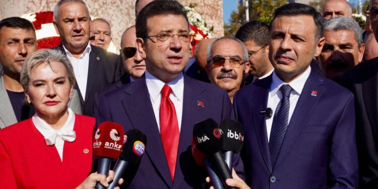 Ekrem İmamoğlu iki bakana sert çıktı: Bunların gözü kulağı bir kişide, 86 milyonu duymuyorlar