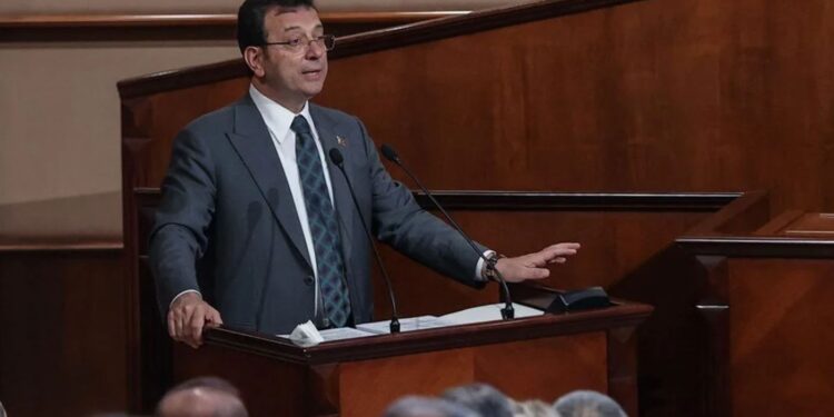 Ekrem İmamoğlu’ndan AKP’li meclis üyesine: Millete terörist diyemezsin, hadsiz, terbiyesiz!