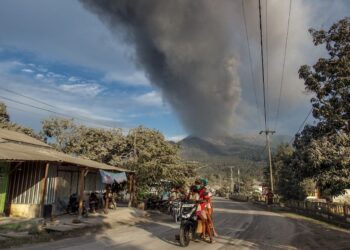 Endonezya’da yanardağ patladı; en az 10 kişi hayatını kaybetti