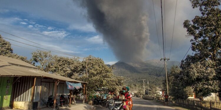 Endonezya’da yanardağ patladı; en az 10 kişi hayatını kaybetti