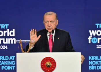 Erdoğan’ı konuşurken protesto eden kişi yaka paça dışarı atıldı
