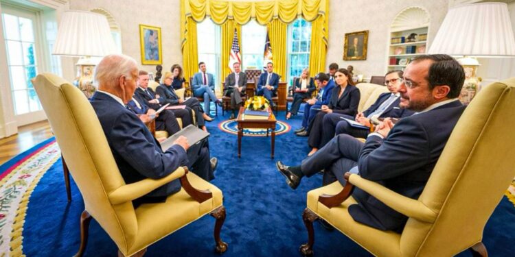 Esenyurt Belediye Başkanı'nın tutuklandığı gün Oval Ofis'ten gelen şen şakrak fotoğraf