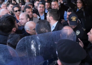 Esenyurt’ta polis ablukası sürüyor: CHP’lilerin belediyeye girişi yine engellendi