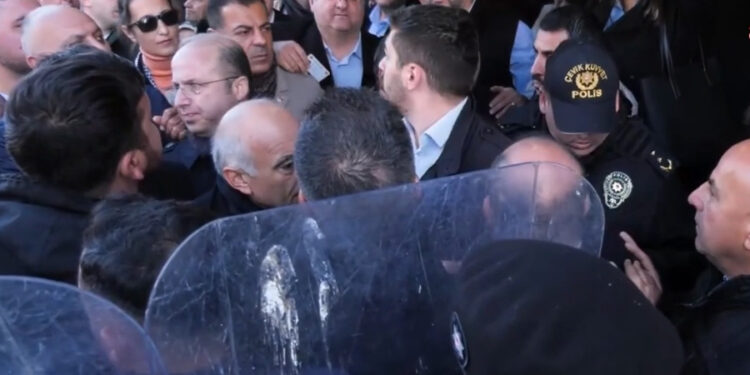 Esenyurt’ta polis ablukası sürüyor: CHP’lilerin belediyeye girişi yine engellendi