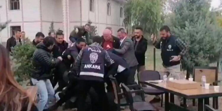 Ev hapsindeyken karısını ve bir erkeği öldüren Servet Bozkurt, İstanbul'da bir otelde yakalandı, başka bir şüpheli de gözaltında