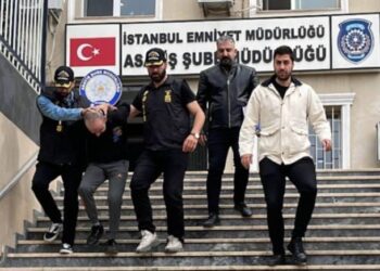 Evinde 400 bin kişinin kimlik bilgileri çıktı!