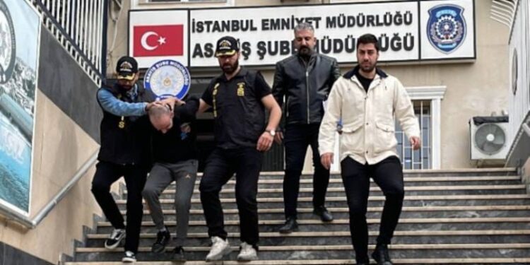 Evinde 400 bin kişinin kimlik bilgileri çıktı!