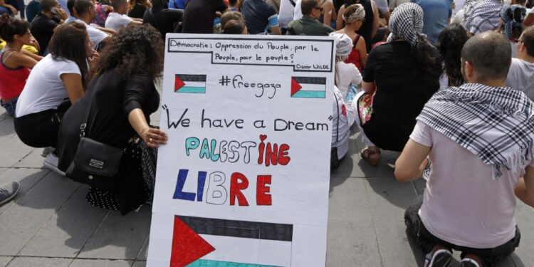 FRANSA | İsrail karşıtı paylaşımlar yapan kadın, ‘terörizme övgü’ nedeniyle 3 yıl hapis cezasına çarptırıldı