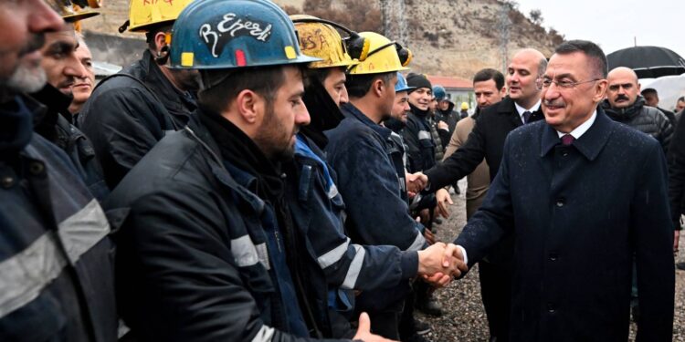 Fuat Oktay, Çayırhan Termik Santrali'ndeki madencileri ziyaret etti: Olayı siyasileştirmeden çözüm bulmalı