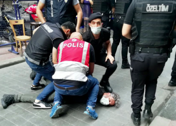 Gazeteci Bülent Kılıç, gözaltına alındığı havalimanında hakaret suçlamasıyla yargılanacağını öğrendi