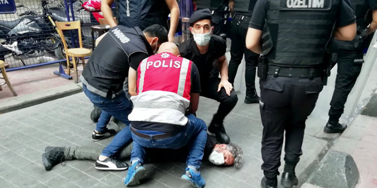 Gazeteci Bülent Kılıç, gözaltına alındığı havalimanında hakaret suçlamasıyla yargılanacağını öğrendi