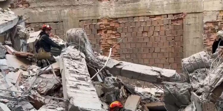 Güngören’de göçük: Bina çöktü, işçiler enkaz altında kaldı, 2 kişi kurtarıldı