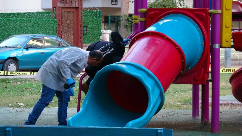 Husumetli ailelerin parktaki silahlı kavgasında saçmaların isabet ettiği 2 çocuk yaralandı