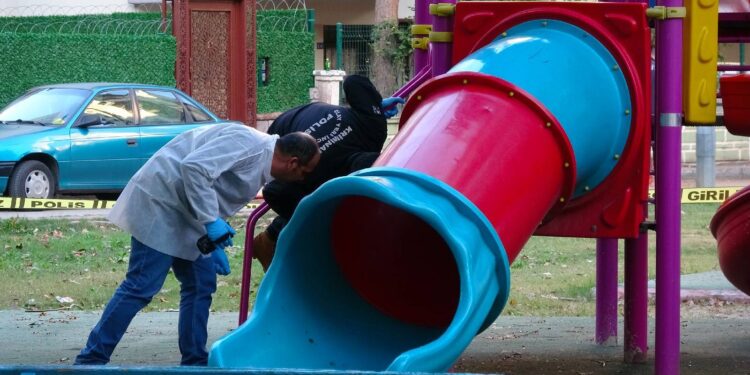 Husumetli ailelerin parktaki silahlı kavgasında saçmaların isabet ettiği 2 çocuk yaralandı