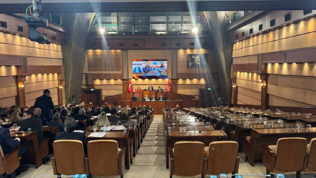 İBB Meclisi'nde 'Ahmet Özer' Gerilimi: AKP Grubu 'Söz Hakkı Verilmediği' Gerekçesiyle Salonu Terk Etti