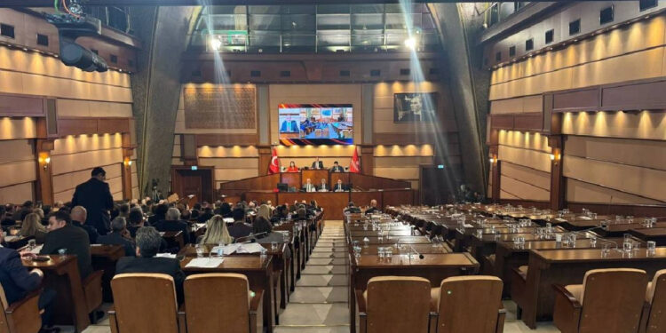 İBB Meclisi'nde 'Ahmet Özer' Gerilimi: AKP Grubu 'Söz Hakkı Verilmediği' Gerekçesiyle Salonu Terk Etti