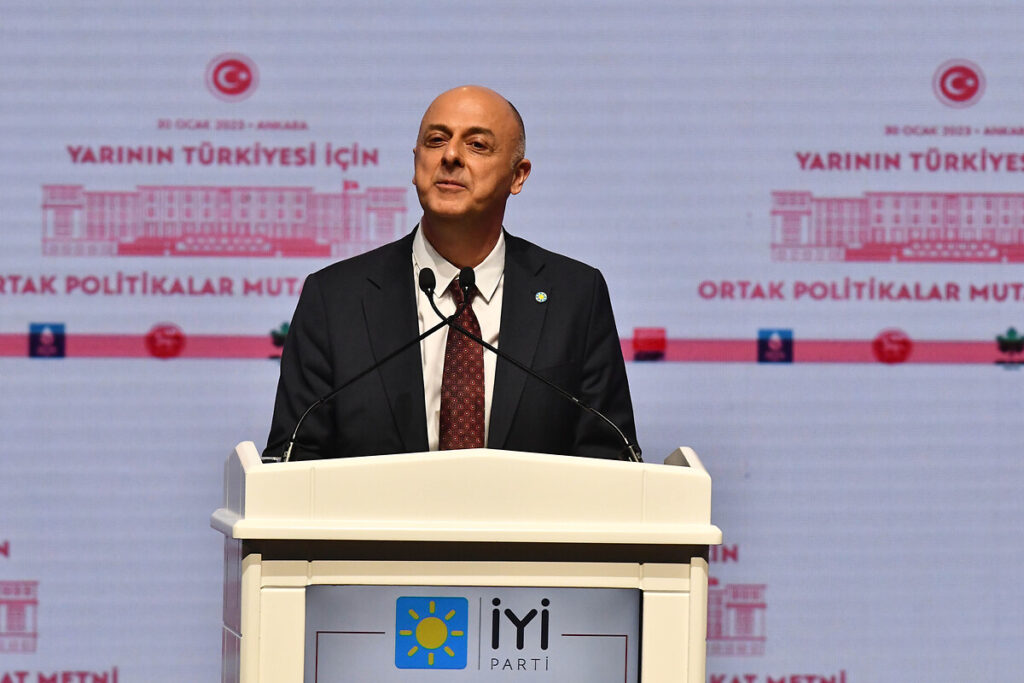 İYİ Parti’den istifa eden Ümit Özlale, CHP’ye geçiyor