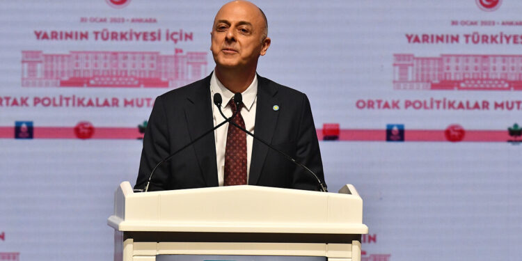 İYİ Parti’den istifa eden Ümit Özlale, CHP’ye geçiyor