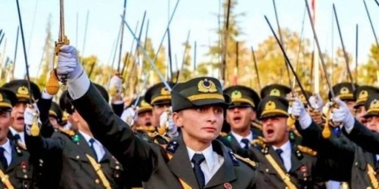 İhracı istenen Teğmen Ebru Eroğlu'na cinsel saldırı tehdidine verilen takipsizlik kararı kaldırıldı