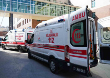İki Otomobil Kavşakta Çarpıştı: 3'ü Çocuk 5 Yaralı