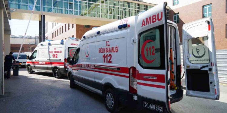 İki Otomobil Kavşakta Çarpıştı: 3'ü Çocuk 5 Yaralı