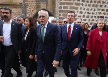 İmamoğlu’ndan yerine kayyım atanan Ahmet Türk’e destek ziyareti