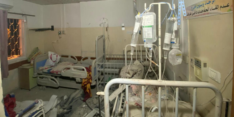 İsrail Gazze'de Hastane Vurdu! Hastane Müdürü ve Çalışanlar Yaralı