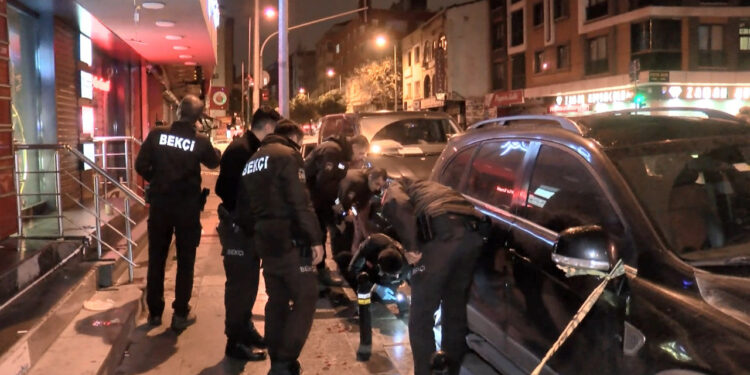 İstanbul'da Cadde Ortasında Silahlı Saldırı: 2 Yaralı