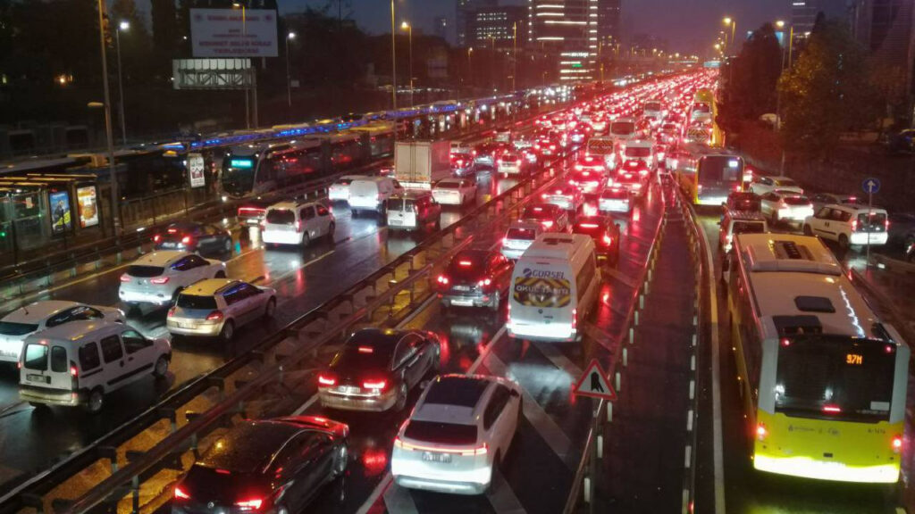 İstanbul'da Haftanın Son İş Gününde Trafik Kilit: Yoğunluk Yüzde 80'i Geçti