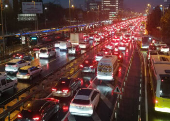 İstanbul'da Haftanın Son İş Gününde Trafik Kilit: Yoğunluk Yüzde 80'i Geçti