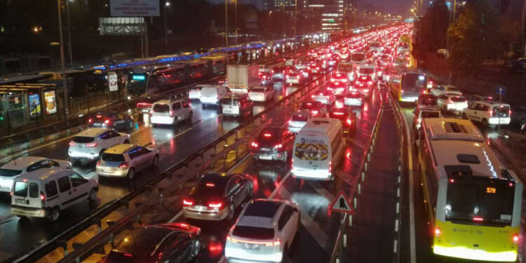 İstanbul'da Haftanın Son İş Gününde Trafik Kilit: Yoğunluk Yüzde 80'i Geçti
