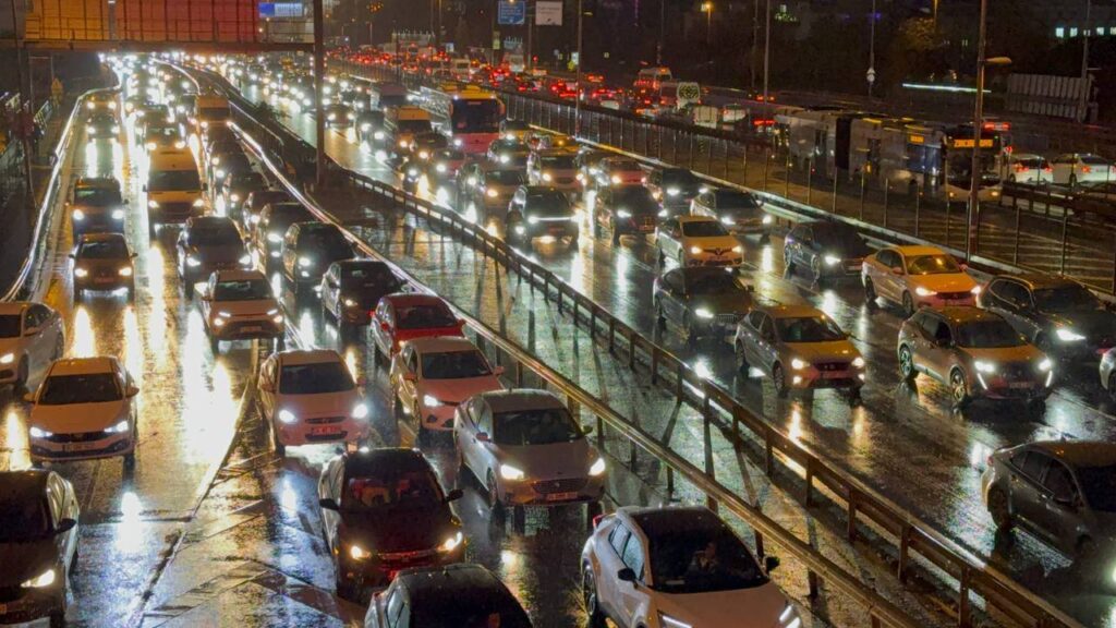 İstanbul'da haftanın son mesai gününde trafik yoğunluğu yaşanıyor