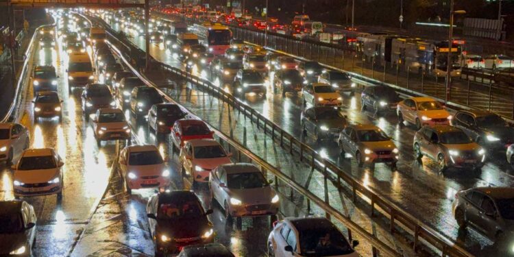 İstanbul'da haftanın son mesai gününde trafik yoğunluğu yaşanıyor