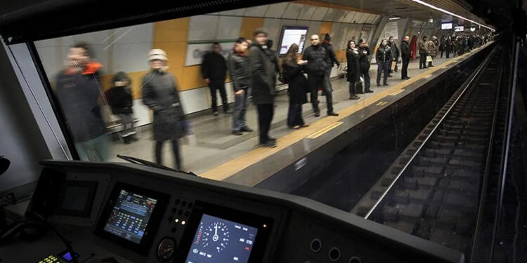 İstanbul’da panik: Sürücüsüz metronun 5 durakta durmaması yolcuları korkuttu