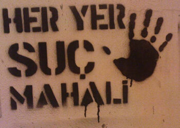 İzmir’de eşini tehdit için çocuğunun boğazına bıçak dayayan baba gözaltına alındı