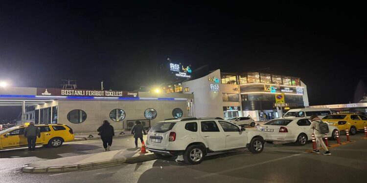 İzmir’de iskeleye çarpan feribotta 2 kişi yaralandı