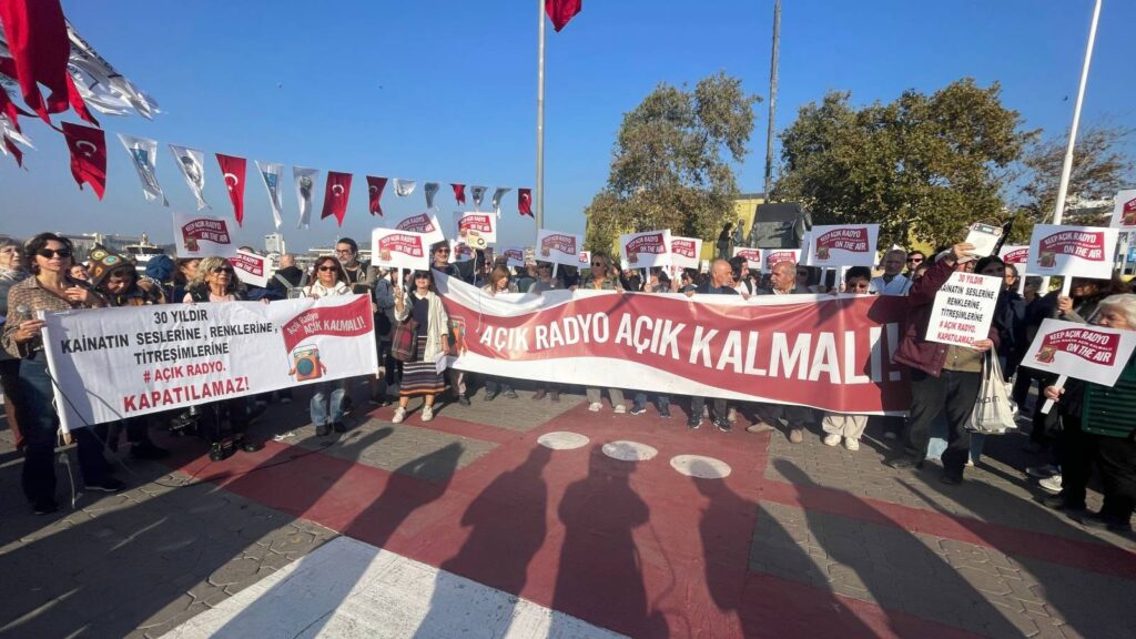 Kadıköy'de Açık Radyo eylemi: "Açık Radyo, açık kalmalı!"