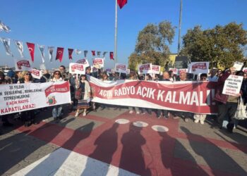 Kadıköy'de Açık Radyo eylemi: "Açık Radyo, açık kalmalı!"
