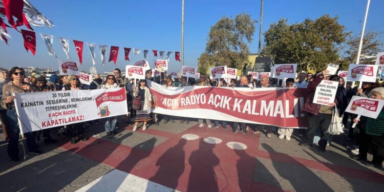 Kadıköy'de Açık Radyo eylemi: "Açık Radyo, açık kalmalı!"