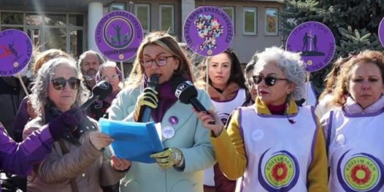 Kadınlara, “kadın cinayetlerini nasıl protesto edersiniz” cezası