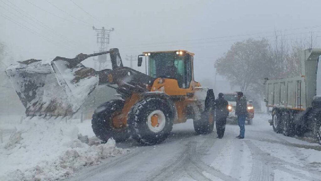 Kar ve tipi bir kentteki 829 köy yolunu ulaşıma kapattı