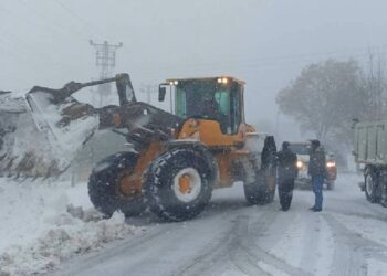 Kar ve tipi bir kentteki 829 köy yolunu ulaşıma kapattı