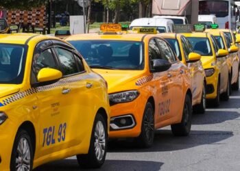 Kendisini bekleten taksiciye kızdı; lastikleri patlattı, tehditler savurdu!