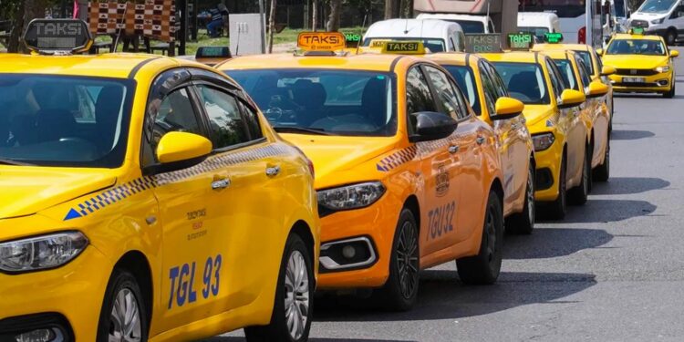 Kendisini bekleten taksiciye kızdı; lastikleri patlattı, tehditler savurdu!