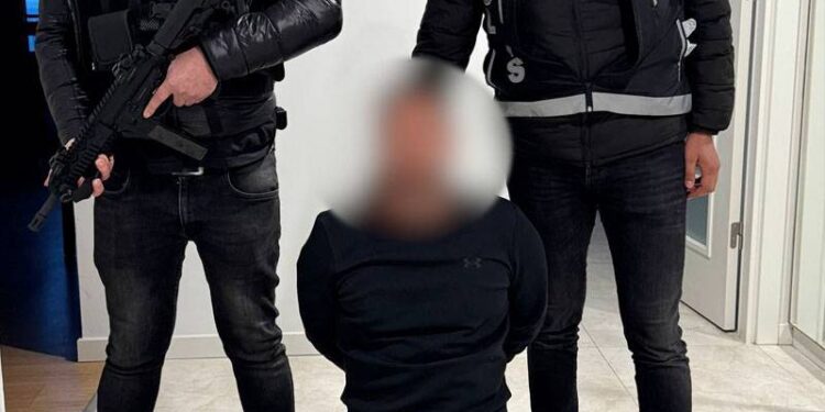 Kırmızı bültenle aranan uyuşturucu kaçakçısı İstanbul’da yakalandı