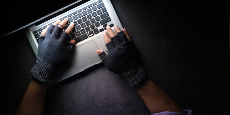 Korkunç Dolandırıcılık Tuzağı! Evinden 400 Bin Kişinin Kimlik Bilgisi Çıktı