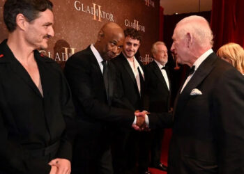 Kral Charles ve Denzel Washington Arasında İlginç Diyalog! 'Elinizi Sıkmalı Mıyım?'