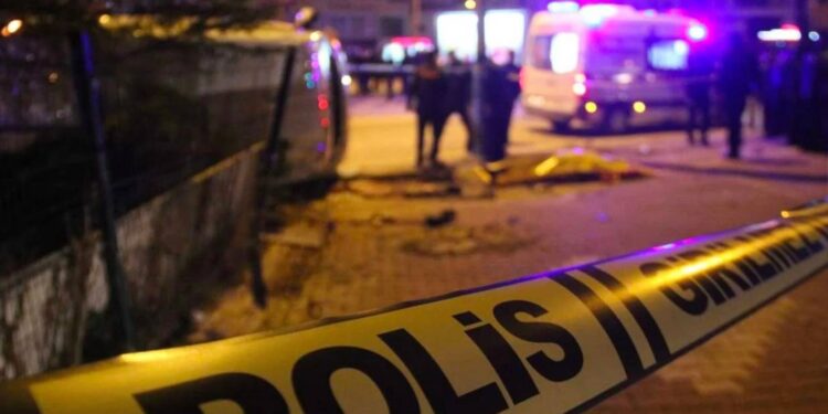Küçükçekmece'de yoldan geçerken vurulan gencin babası adalet istiyor